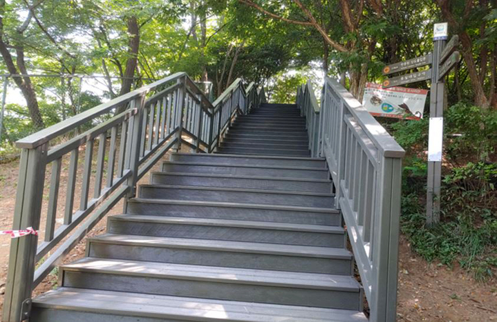 [서울=뉴시스] 서울 동작구의 상도근린공원 내 데크계단 설치 모습. (사진=동작구 제공) 2021.09.24. photo@newsis.com *재판매 및 DB 금지