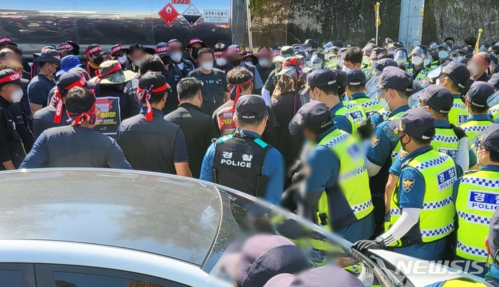 [청주=뉴시스] 조성현 기자 = 민주노총 화물연대 노조원들이 24일 오전 충북 청주시 흥덕구 송정동 SPC삼립 공장 앞에서 물류배송차량을 막으며 경찰과 대치하고 있다. 2021.09.24. jsh0128@newsis.com 