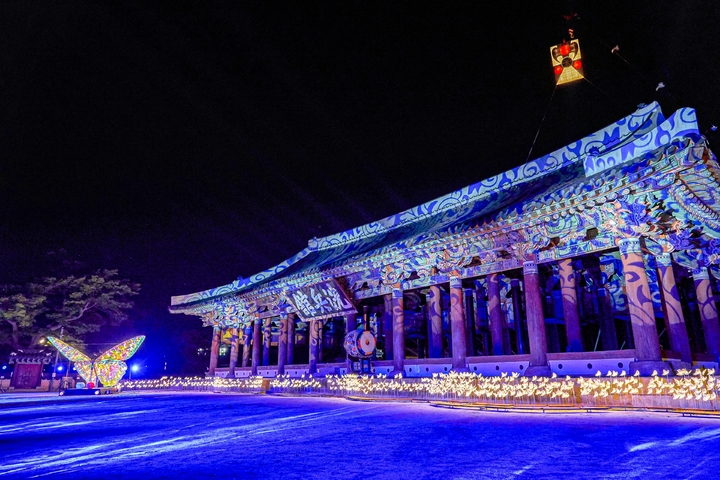 [통영=뉴시스] 신정철 기자= (재)통영한산대첩문화재단은 24일 ‘통제영, 300년의 비밀’이라는 주제로 오는 10월 8일 개최 예정이었던 ‘2021 통영 문화재 야행’을 코로나 19 바이러스로 인해 사회적 거리두기 단계가 지속됨에 따라 11월 5~6일로 연기하여 개최키로 했다.사진은 문화재야행의 주 행사장인 세병관 야간 모습이다.(사진=한산대첩문화재단 제공).2021.09.24. photo@newsis.com *재판매 및 DB 금지