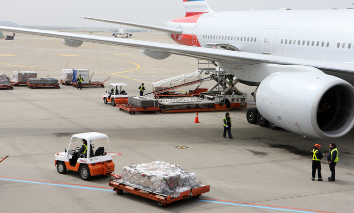 [인천공항=뉴시스] 홍찬선 기자 = 인천국제공항에서 지상조업사 근로자들이 승객들의 수하물 등을 상하역하는 모습. (사진=인천공항공사 제공) 2021.09.24. photo@newsis.com *재판매 및 DB 금지