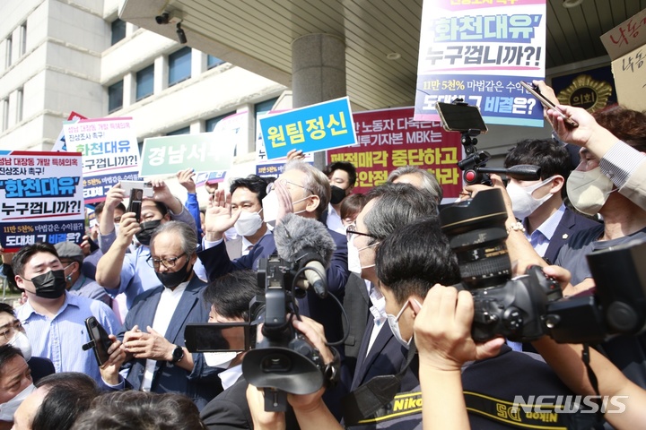 [창원=뉴시스] 김기진 기자=24일 이재명 민주당 대선 후보가 경남도의회에 앞에서 지지자들과 보수단체 회원들에게 둘러싸여 있다. 2021.09.24. sky@newsis.com