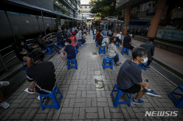 [서울=뉴시스] 정병혁 기자 = 0시 기준 국내 코로나 신규 확진자가 2,434명으로 역대 최다를 경신한 24일 오전 서울 관악구보건소에 설치된 코로나19 선별진료소를 찾은 시민들이 검사를 받기 위해 대기하고 있다. 2021.09.24. jhope@newsis.com
