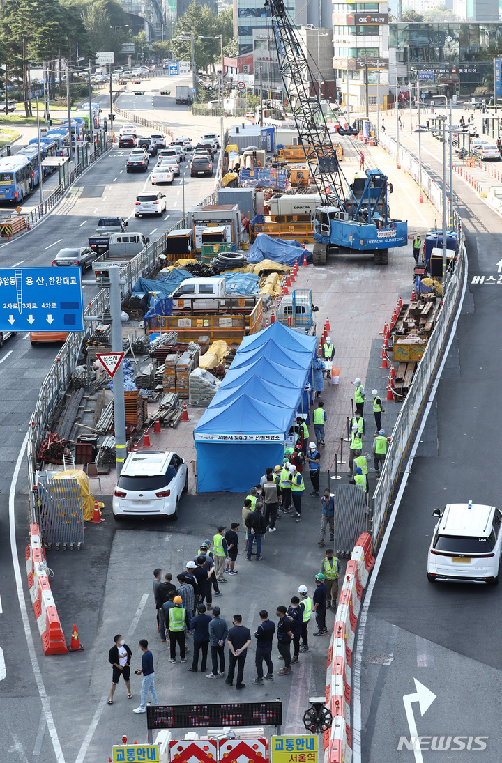 [서울=뉴시스] 이영환 기자 = 24일 오전 서울 용산구 서울역인근 공사현장에 마련된 찾아가는 선별진료소에서 현장 근로자들이 코로나19 검사를 받기 위해 줄지어 서 있다. 중앙방역대책본부에 따르면 이날 0시 기준 신규 코로나19 확진자는 2434명으로 역대 최다 신규 확진자를 기록했다. 2021.09.24. 20hwan@newsis.com