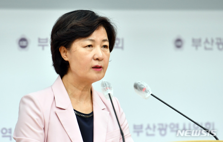 [부산=뉴시스] 하경민 기자 = 추미애 더불어민주당 대선 경선 후보가 지난달 24일 오전 부산 연제구 부산시의회 브리핑룸에서 부산·울산·경남 미래비전 발표회를 갖고 있다. 2021.09.24. yulnetphoto@newsis.com