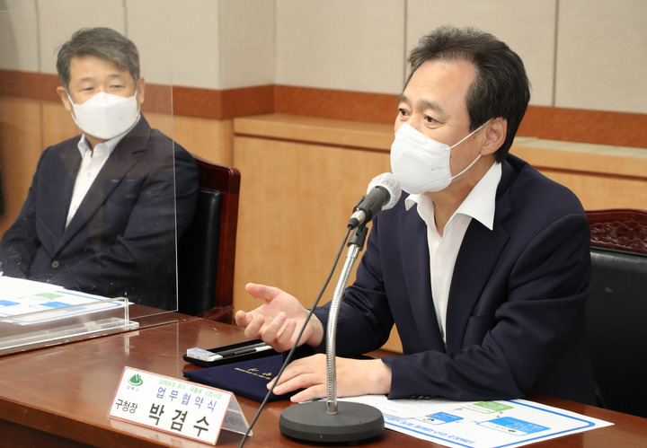 [서울=뉴시스] 전진환 기자 = 술에 취해 택시에서 난동을 부리고 파출소 경찰관을 폭행한 혐의로 재판에 넘겨진 박겸수(65) 전 강북구청장이 1심에서 벌금형을 선고받은 가운데, 박 전 구청장과 검찰이 판결에 불복해 쌍방 항소했다. 사진은 박 전 구청장(오른쪽). (사진=강북구청 제공) 2021.09.24. photo@newsis.com *재판매 및 DB 금지