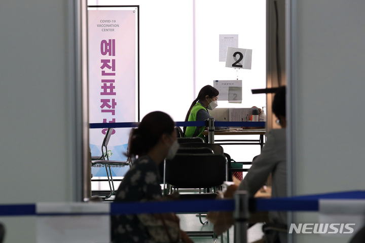 [서울=뉴시스] 김병문 기자 = 24일 오전 서울 서대문구 북아현체육문화센터에 마련된 코로나19 백신예방접종센터에서 백신 접종자가 예진표 작성을 하고 있다. 코로나19 백신 접종 완료자는 24일부터 코로나19 변이 바이러스 확진자와 밀접 접촉해도 증상이 없으면 자가격리 의무가 면제된다. 2021.09.24. dadazon@newsis.com