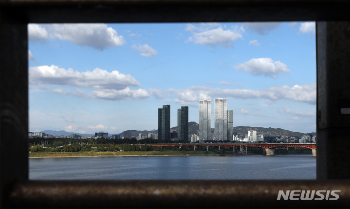 [서울=뉴시스] 김병문 기자 = 완연한 가을 날씨를 보인 지난 24일 오후 서울 동호대교 위에서 바라본 하늘이 파랗다. 2021.09.24. dadazon@newsis.com