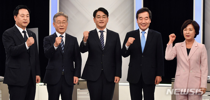 [부산=뉴시스] 하경민 기자 = 더불어민주당 대권 주자들이 24일 오후 부산 수영구 부산KBS에서 열린 제20대 대통령선거 민주당 경선 후보 토론회에 참석, 본격적인 토론에 앞서 기념촬영을 하고 있다. 왼쪽부터 김두관·이재명·박용진·이낙연·추미애 후보. 2021.09.24. yulnetphoto@newsis.com