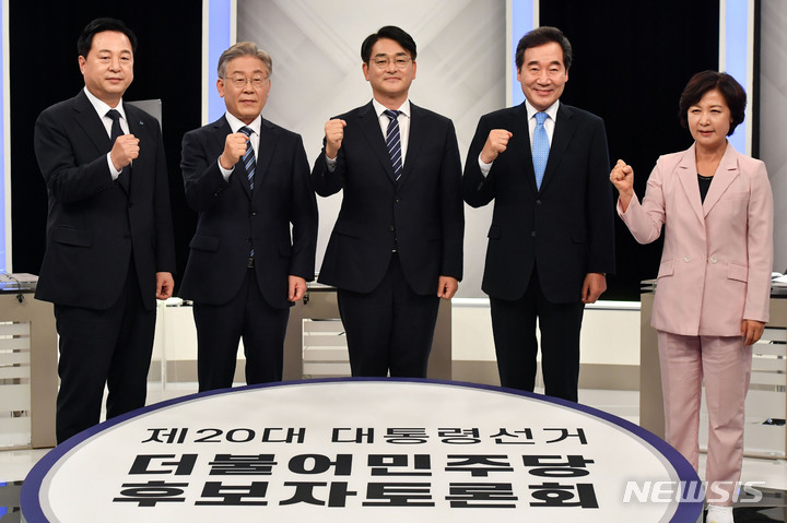 [부산=뉴시스] 하경민 기자 = 더불어민주당 대권 주자들이 24일 오후 부산 수영구 부산KBS에서 열린 제20대 대통령선거 민주당 경선 후보 토론회에 참석, 본격적인 토론에 앞서 기념촬영을 하고 있다. 왼쪽부터 김두관·이재명·박용진·이낙연·추미애 후보. 2021.09.24. yulnetphoto@newsis.com