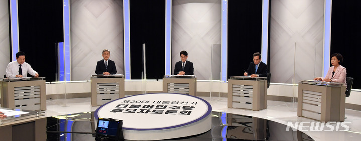 [부산=뉴시스] 하경민 기자 = 더불어민주당 대권 주자들이 24일 오후 부산 수영구 부산KBS에서 열린 제20대 대통령선거 민주당 경선 후보 토론회에 참석, 본격적인 토론에 앞서 리허설을 하고 있다. 왼쪽부터 김두관·이재명·박용진·이낙연·추미애 후보. 2021.09.24. yulnetphoto@newsis.com