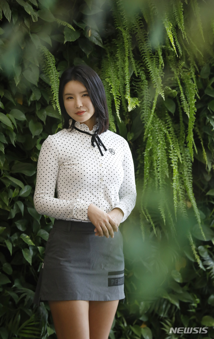 [서울=뉴시스] 고승민 기자 = 프로골퍼 정수정이 지난 23일 서울 뉴시스 본사에서 인터뷰 전 포즈를 취하고 있다. 2021.09.26. kkssmm99@newsis.com
