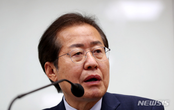 [서울=뉴시스] 추상철 기자 = 국민의힘 대권주자인 홍준표 의원이 24일 오후 서울 성북구 고려대학교에서 정경대 학생회와 토크쇼를 하고 있다. 2021.09.24. scchoo@newsis.com