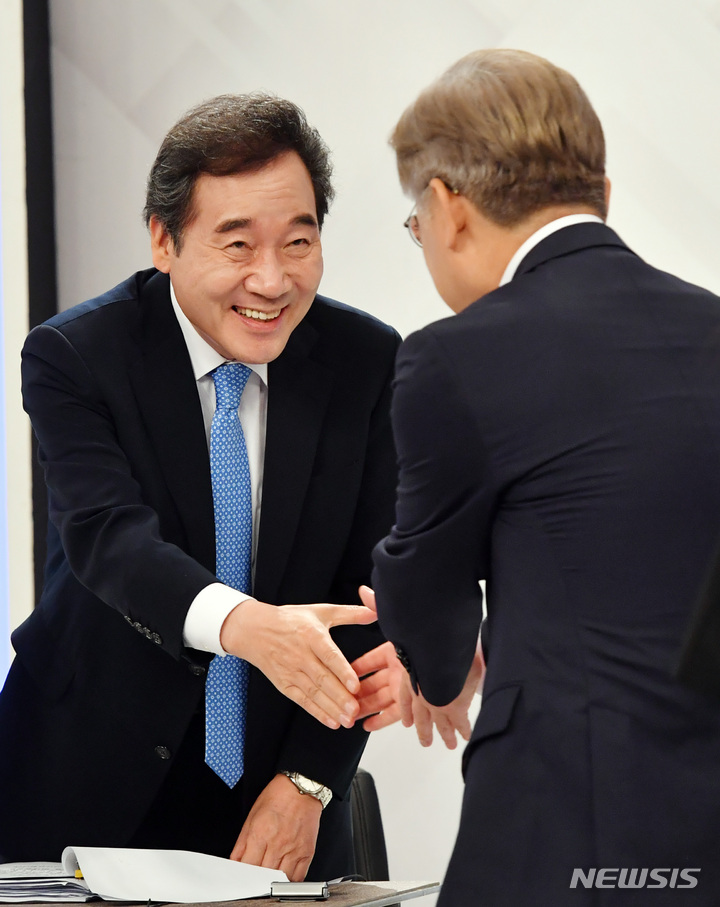 [부산=뉴시스] 하경민 기자 = 더불어민주당 대권 주자인 이낙연-이재명 후보가 24일 오후 부산 수영구 부산KBS에서 열린 제20대 대통령선거 민주당 경선 후보 토론회에 참석, 인사를 하고 있다. 2021.09.24. yulnetphoto@newsis.com