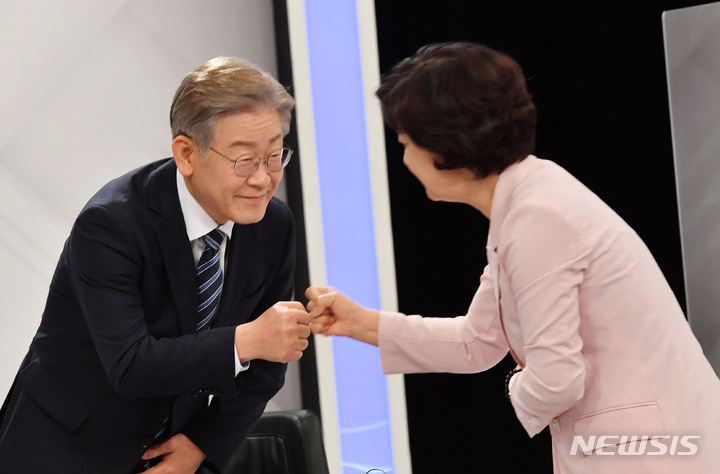 [부산=뉴시스] 하경민 기자 = 더불어민주당 대권 주자인 이재명과 추미애 후보가 24일 오후 부산 수영구 부산KBS에서 열린 제20대 대통령선거 민주당 경선 후보 토론회에 참석, 주먹인사를 하고 있다. 2021.09.24. yulnetphoto@newsis.com