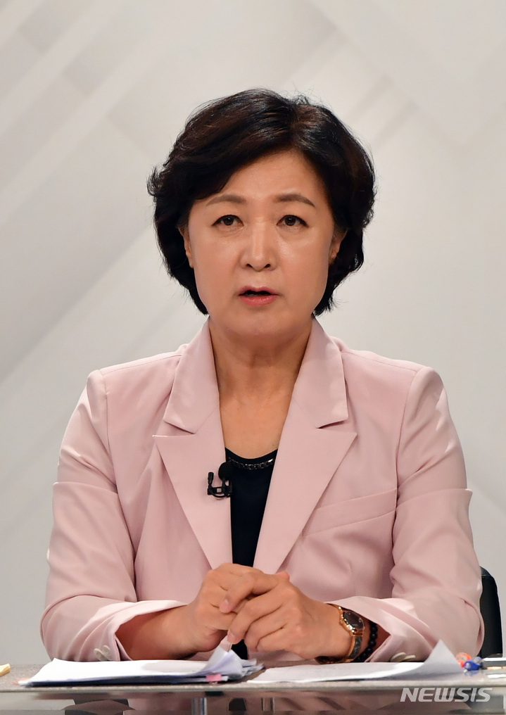 [부산=뉴시스] 하경민 기자 = 더불어민주당 대권 주자인 추미애 후보가 24일 오후 부산 수영구 부산KBS에서 열린 제20대 대통령선거 민주당 경선 후보 토론회에 참석, 발언을 하고 있다. 2021.09.24. yulnetphoto@newsis.com