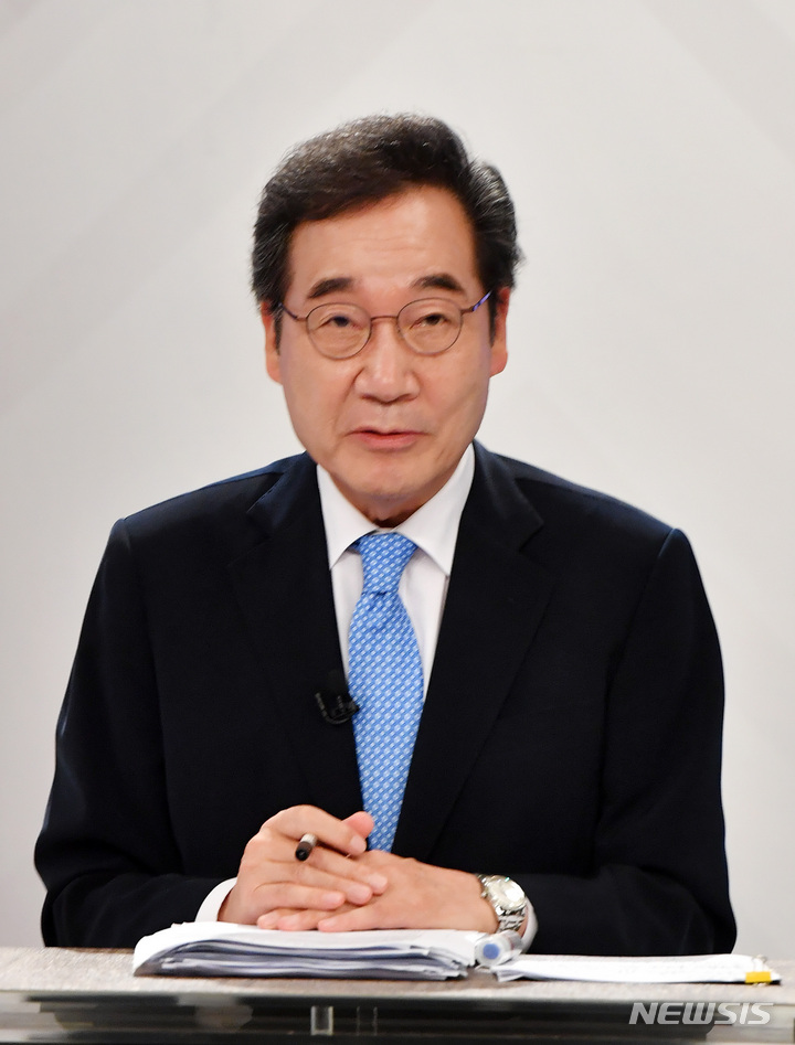 [부산=뉴시스] 하경민 기자 = 더불어민주당 대권 주자인 이낙연 후보가 24일 오후 부산 수영구 부산KBS에서 열린 제20대 대통령선거 민주당 경선 후보 토론회에 참석, 모두 발언을 하고 있다. 2021.09.24. yulnetphoto@newsis.com