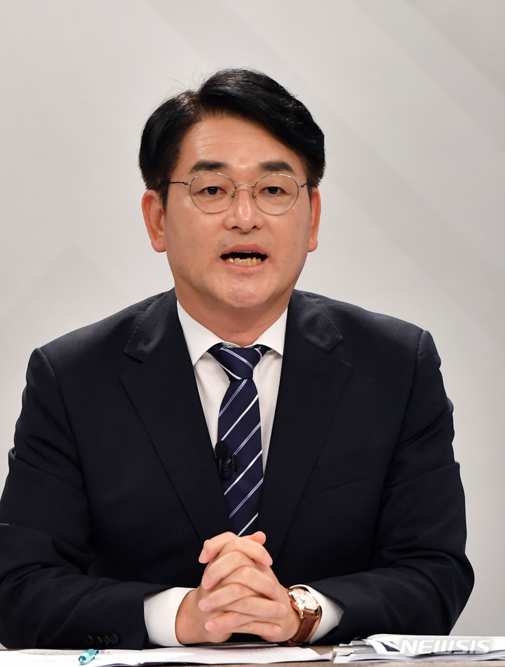 [부산=뉴시스] 하경민 기자 = 더불어민주당 대권 주자인 박용진 후보가 24일 오후 부산 수영구 부산KBS에서 열린 제20대 대통령선거 민주당 경선 후보 토론회에 참석, 발언을 하고 있다. 2021.09.24. yulnetphoto@newsis.com