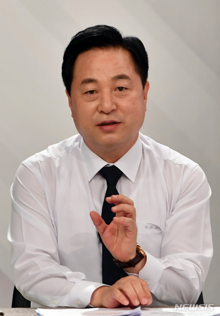 [부산=뉴시스] 하경민 기자 = 더불어민주당 대권 주자인 김두관 후보가 24일 오후 부산 수영구 부산KBS에서 열린 제20대 대통령선거 민주당 경선 후보 토론회에 참석, 발언을 하고 있다. 2021.09.24. yulnetphoto@newsis.com