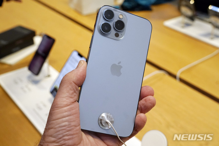 [뉴욕=AP/뉴시스]지난해 9월 뉴욕의 한 아이폰 매장에 아이폰13이 전시되어 있다. 2021.09.24.