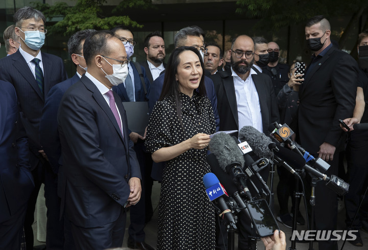 [밴쿠버(캐나다)=AP/뉴시스] 24일(현지시간) 멍완저우 화웨이 CFO가 캐나다 밴쿠버 법원 앞에서 입장문을 읽고 있다. 2021.09.25.