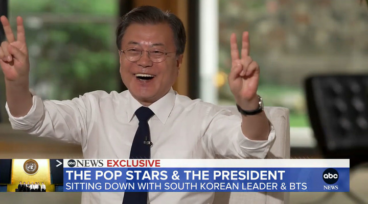 [서울=뉴시스] 김진아 기자 = 미국 ABC방송 ‘굿모닝 아메리카’는 지난 21일 미국 뉴욕 주유엔대표부에서 진행한 문재인 대통령과 BTS(방탄소년단)의 인터뷰를 24일(현지시간) 방영했다. 문 대통령은 BTS가 유엔 총회에서 선보인 노래 ‘퍼미션 투 댄스’가 “노래도 아름답고 안무도 아름답지만, 무엇보다 차이를 뛰어넘는 ‘통합’이라는 메시지를 세계인들에게 전달해줬다고 생각한다”며 수어를 활용한 안무 중 하나를 선보였다. (사진=abc방송 캡처) 2021.09.25. photo@newsis.com *재판매 및 DB 금지