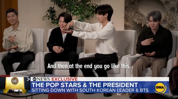 [서울=뉴시스] 김진아 기자 = 미국 ABC방송 ‘굿모닝 아메리카’는 지난 21일 미국 뉴욕 주유엔대표부에서 진행한 문재인 대통령과 BTS(방탄소년단)의 인터뷰를 24일(현지시간) 방영했다. 문 대통령은 BTS가 유엔 총회에서 선보인 노래 ‘퍼미션 투 댄스’가 “노래도 아름답고 안무도 아름답지만, 무엇보다 차이를 뛰어넘는 ‘통합’이라는 메시지를 세계인들에게 전달해줬다고 생각한다”며 수어를 활용한 안무 중 하나를 선보였다. (사진=abc방송 캡처) 2021.09.25. photo@newsis.com *재판매 및 DB 금지