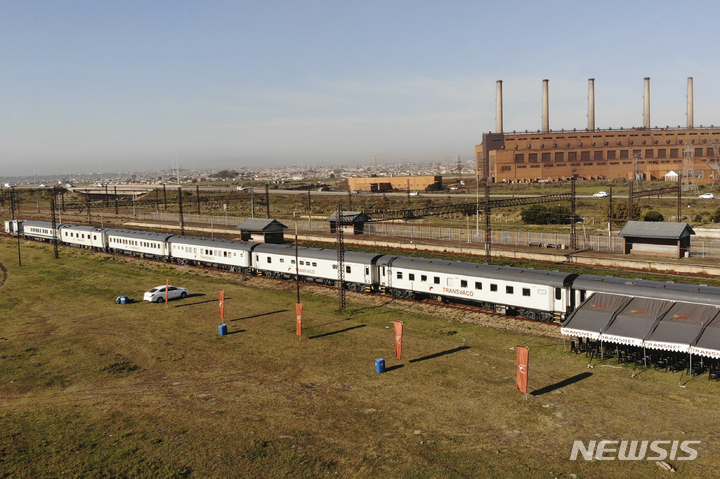 [AP/뉴시스] 남아공 그케베르하 외곽의 철도역에 코로나19 백신 열차가 서 있다. 병원 시설이 빈약한 지역에 이 같은 백신 열차를 2주씩 머무르게 하면서&nbsp;&nbsp;&nbsp;&nbsp; 백신 접종을 실시한다