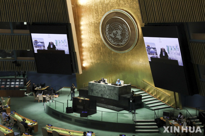 [유엔본부= 신화/뉴시스] 지난해 9월 24일 유엔총회에서 화상으로 연설하는 마무드 아바스 팔레스타인 대통령. 그는 7월7일 방문한 베니 간츠 이스라엘국방장관과&nbsp; 평화협정 이행과 포로교환 등 두 나라의 현안에 대해 의논했다.&nbsp; 