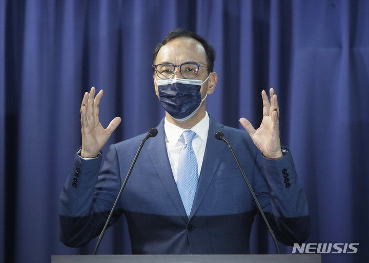 [타이베이=AP/뉴시스] 대만 야당 국민당의 주석(당 대표) 선거가 25일 치러진 가운데 2016년 대만 총통선거에서 차이잉원(蔡英文) 현 총통과 맞붙어 패배했던 주리룬(朱立倫) 전 국민당 주석이 신임 주석으로 당선됐다. 주 당선자가 타이베이 국민당 당사에서 연설하고 있다. 2021.09.25 