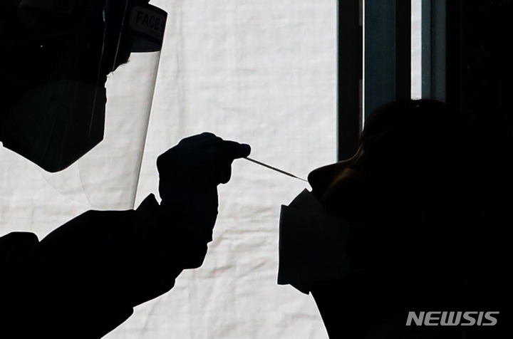 [서울=뉴시스] 권창회 기자 = 가락시장 관련 누적 확진자가 659명으로 집단감염이 지속되고 있는 26일 오전 서울 송파구 가락시장에 마련된 찾아가는 선별진료소에서 시장 종사자가 검사를 받고 있다. 2021.09.26. kch0523@newsis.com