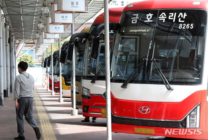 서울고속버스터미널 1시간 발권 안돼 시민 불편...전산망 오류