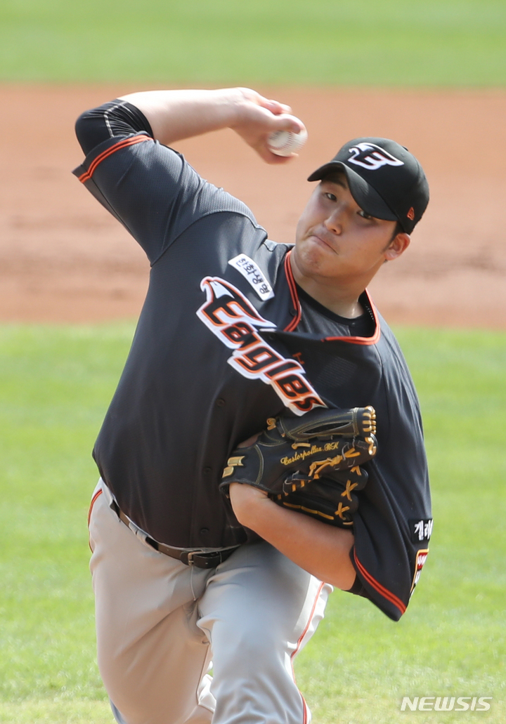 [서울=뉴시스] 조수정 기자 = 26일 오후 서울 송파구 잠실야구장에서 열린 2021 신한은행 SOL KBO리그 한화이글스와 두산베어스 경기. 1회말 한화 선발투수 김민우가 역투하고 있다. 2021.09.26. chocrystal@newsis.com