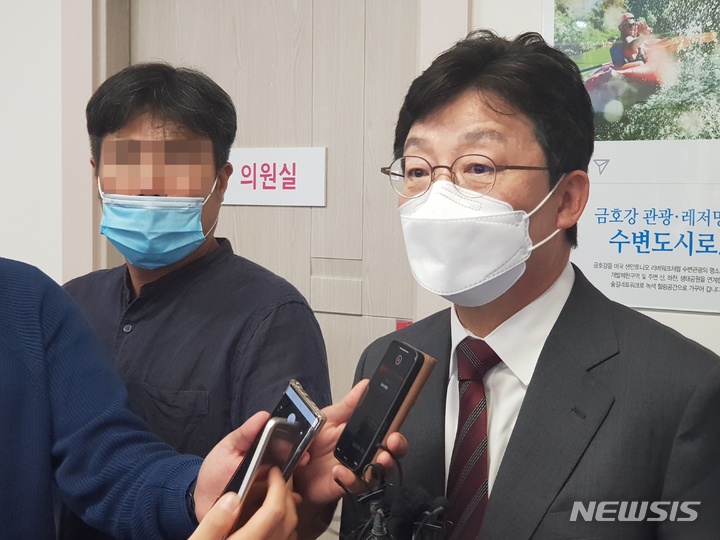 [대구=뉴시스] 정창오 기자=국민의힘 대선주자인 유승민 전 의원이 27일 오전 대구시 북구 칠곡중앙대로에 위치한 국민의힘 북구을 당원협의회 사무실에서 당원간담회를 마치고 기자들과 질의응답을 하고 있다. 2021.09.27. jco@newsis.com