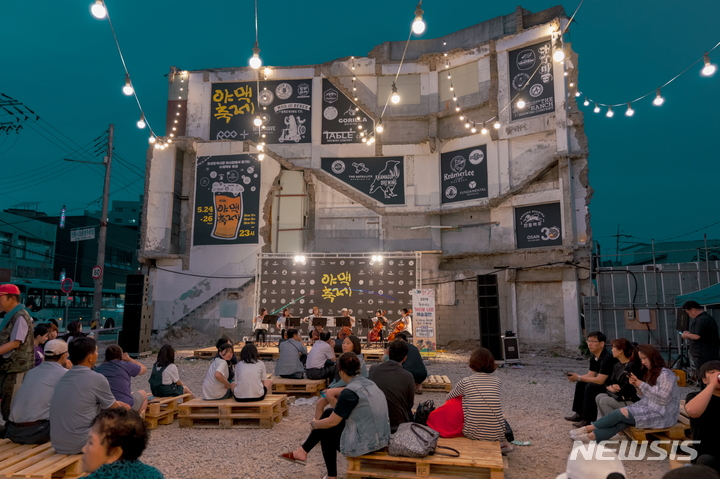 [오산=뉴시스] 제6회 오색시장 야맥축제 모습 (사진 = 오산시 제공)