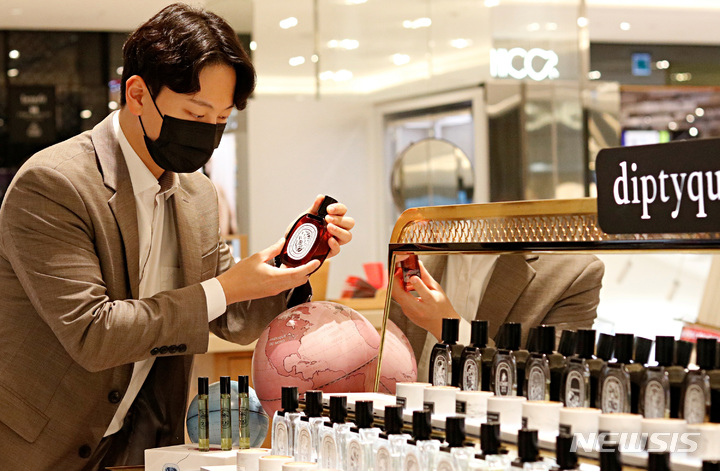 [대구=뉴시스] 김정화 기자 = '딥티크(diptyque)'가 브랜드 창립 60주년 맞이 기념 컬렉션을 판매한다. (사진 = 대구 신세계백화점 제공) 2021.09.27. photo@newsis.com
