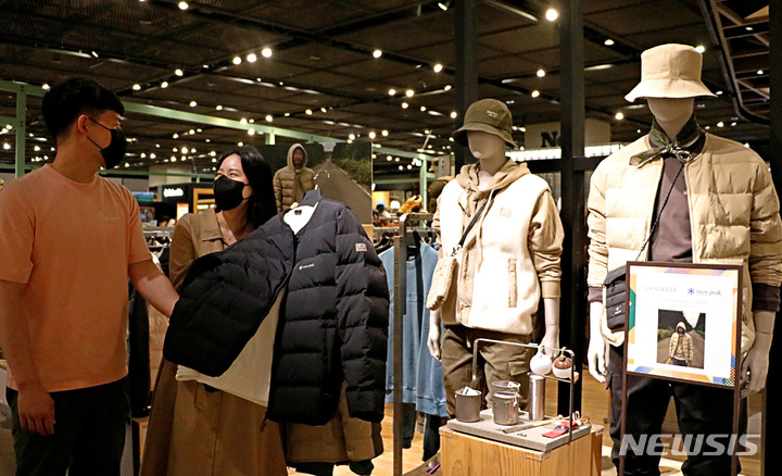 [대구=뉴시스] 김정화 기자 = '스노우 피크(SNOW PEAK)'가 경량 다운 자켓을 출시했다. (사진 = 대구 신세계백화점 제공) 2021.09.27. photo@newsis.com