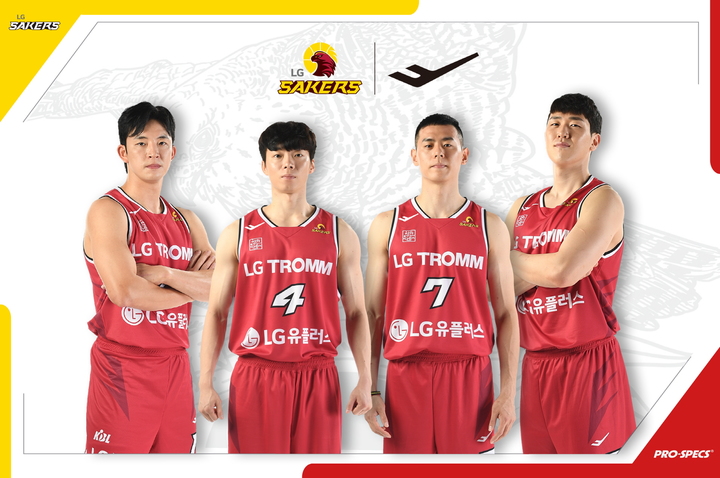 [서울=뉴시스]스포츠 브랜드 '프로스펙스'는 남자 프로농구 창원 LG세이커스와 공식 스폰서십 계약을 체결했다고 27일 밝혔다. 프로스펙스 LG세이커스 유니폼 착용 사진. (사진=프로스펙스 제공). 2021.09.27. photo@newsis.com *재판매 및 DB 금지