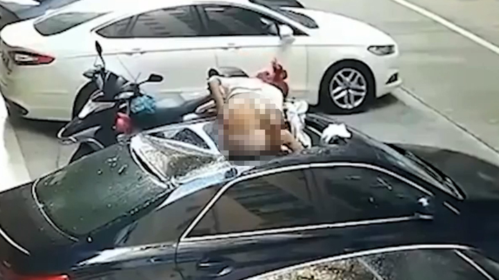 남친과 애정행각 벌이다 발코니에서 추락한 여친(영상)