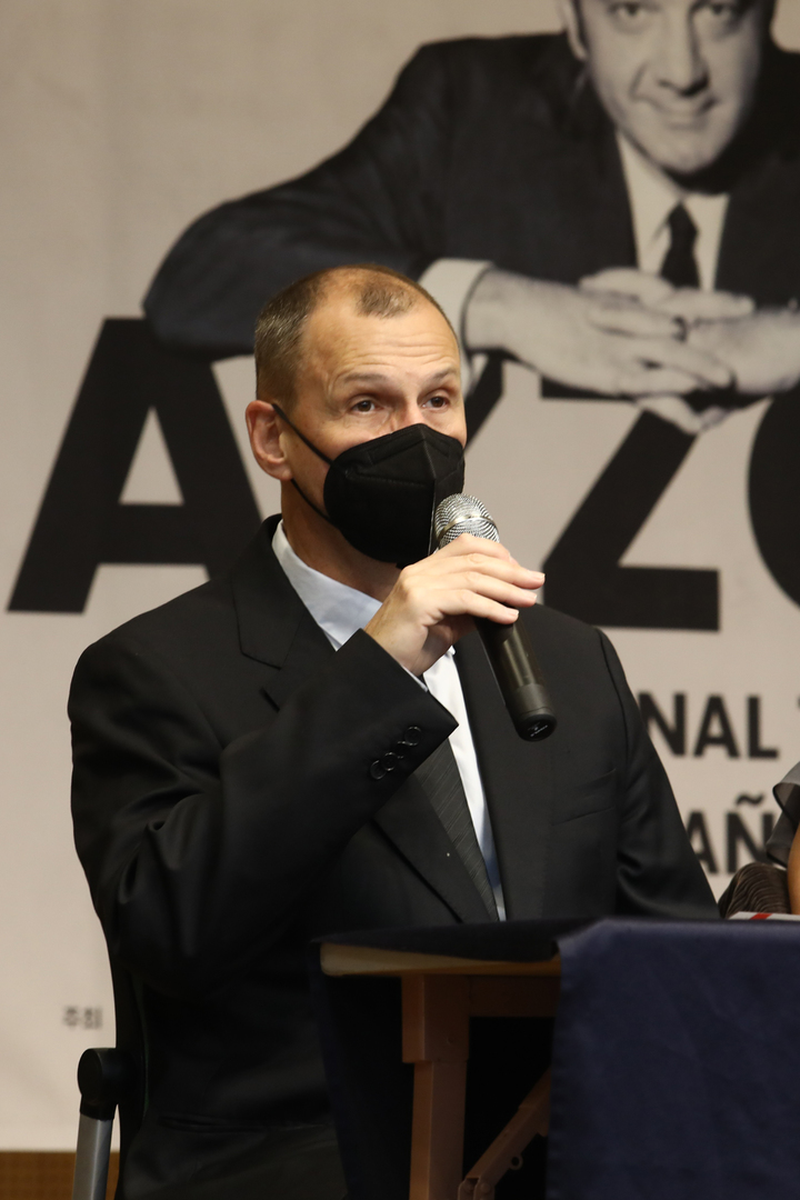 [서울=뉴시스]아스토르 피아졸라 퀸텟이 27일 오후 서울 서초구 코스모스아트홀에서 내한 공연과 관련해 기자간담회를 열었다. 행사에는 훌리안 바트 음악감독과 단원들, 협연자 바리톤 이응광 등이 참석했다. 바트 음악감독이 발언하고 있다. (사진=봄아트프로젝트 제공)2021.09.27 photo@newsis.com *재판매 및 DB 금지