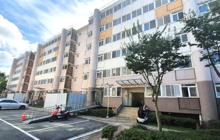[나주=뉴시스] 이창우 기자 = 30년 만에 승강기가 설치되는 나주 용산동 영구 임대아파트 전경. (사진=나주시 제공) 2021.09.27 photo@newsis.com *재판매 및 DB 금지