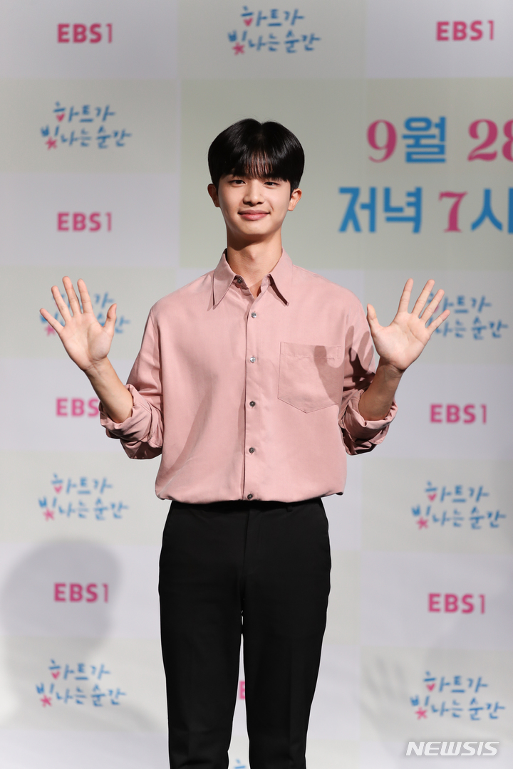 [서울=뉴시스]배우 오재웅이 27일 열린 EBS 청소년 드라마 '하트가 빛나는 순간' 제작발표회에서 포즈를 취하고 있다. (사진=EBS 제공) 2021.09.27. photo@newsis.com 