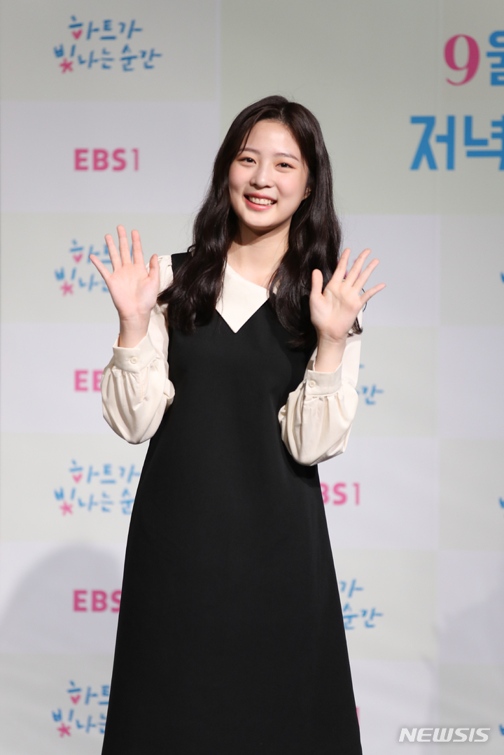 [서울=뉴시스]배우 신소현이 27일 열린 EBS 청소년 드라마 '하트가 빛나는 순간' 제작발표회에서 포즈를 취하고 있다. (사진=EBS 제공) 2021.09.27. photo@newsis.com