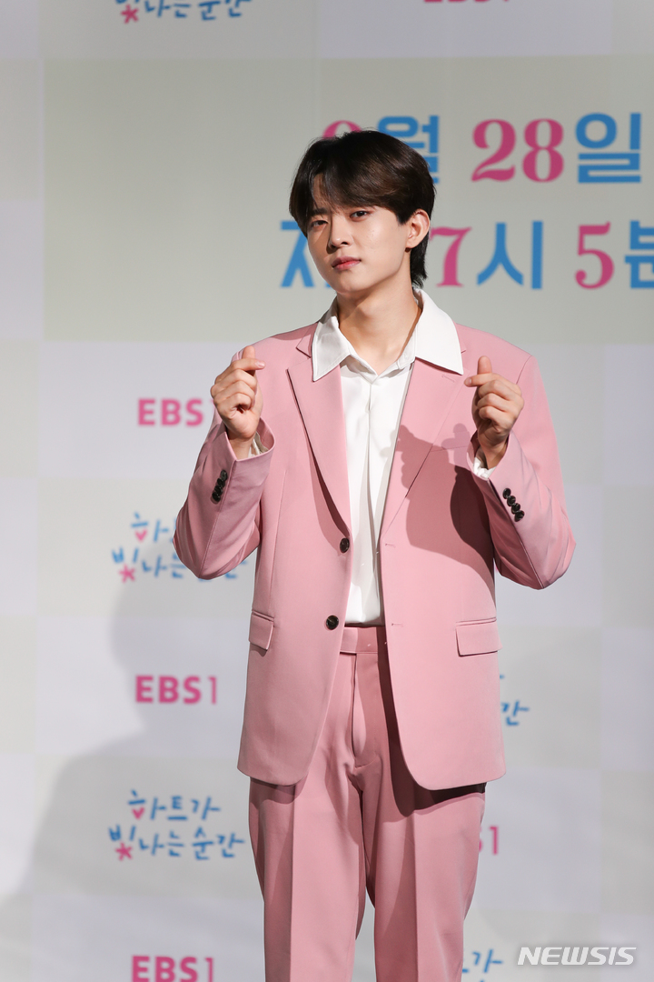 [서울=뉴시스]그룹 '빅톤'의 멤버 정수빈이 27일 열린 EBS 청소년 드라마 '하트가 빛나는 순간' 제작발표회에서 포즈를 취하고 있다. (사진=EBS 제공) 2021.09.27. photo@newsis.com 