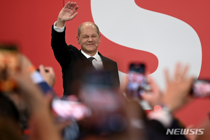 [베를린=AP/뉴시스] 26일(현지시간) 올라프 슐츠 독일 사회민주당 대표가 베를린에서 지지자들을 향해 손을 흔들고 있다. 2021.09.27.