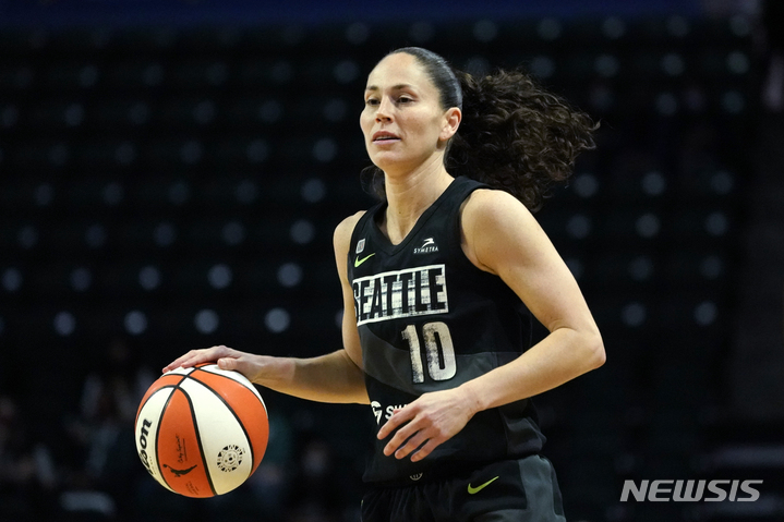 [에버렛=AP/뉴시스] 수 버드가 지난해 9월 27일 미국 워싱턴주 에버렛에서 열린 피닉스 머큐리와 WNBA 플레이오프 2라운드 전반 드리블을 하고 있다. 2022.01.08.