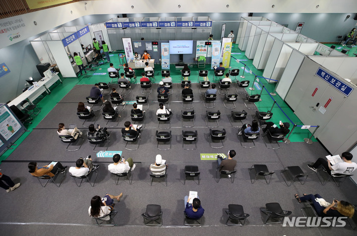 [서울=뉴시스] 고범준 기자 = 코로나19 신규 확진자가 2383명으로 집계된 27일 오전 서울 서대문구 북아현체육문화센터에 마련된 코로나19 백신예방접종센터를 찾은 시민들이 백신 접종을 마친 뒤 이상반응 관찰을 위해 대기하고 있다. 2021.09.27. bjko@newsis.com