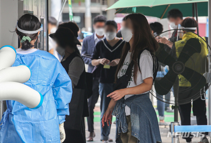 [서울=뉴시스] 권창회 기자 = 코로나19 신규 확진자가 2,383명으로 역대 네 번째 규모를 기록한 27일 오후 서울 서초구 고속버스터미널 임시선별검사소에서 시민들이 검사를 받기 위해 대기하고 있다. 2021.09.27. kch0523@newsis.com