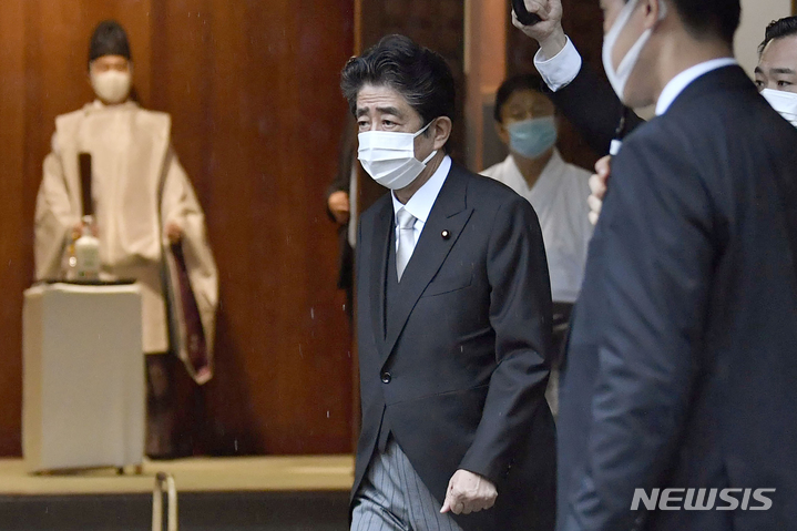 [도쿄=AP/뉴시스]지난해 8월 15일 일본 패전일을 맞아 아베 신조 일본 전 총리가 A급 전범이 합사된 야스쿠니 신사에 방문해 참배하기 위해 걸음을 옮기고 있다. 2022.02.28.