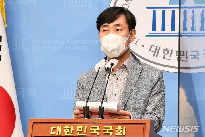 [서울=뉴시스] 최진석 기자 = 국민의힘 대선 주자인 하태경 의원이 27일 서울 여의도 국회 소통관에서 ‘무임승차’ 관련 공약을 발표하고 있다. (공동취재사진) 2021.09.27. photo@newsis.com