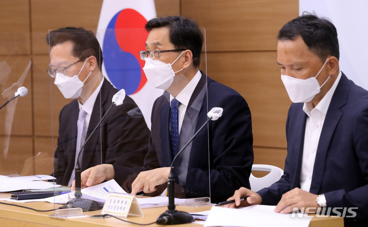 [세종=뉴시스] 강종민 기자 = 한훈 기획재정부 차관보가 27일 오전 정부세종청사에서 상생소비지원금 시행방안을 발표하고 있다. 2021.09.27. ppkjm@newsis.com